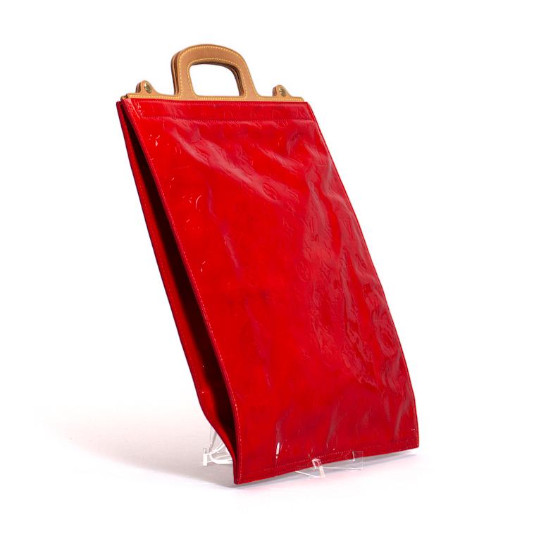 VÄSKA, Louis Vuitton. Röd monogram vernis.