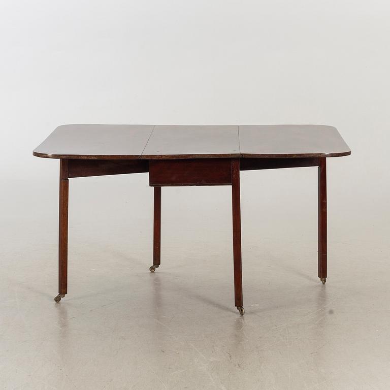 A probably english 19th century flap table.