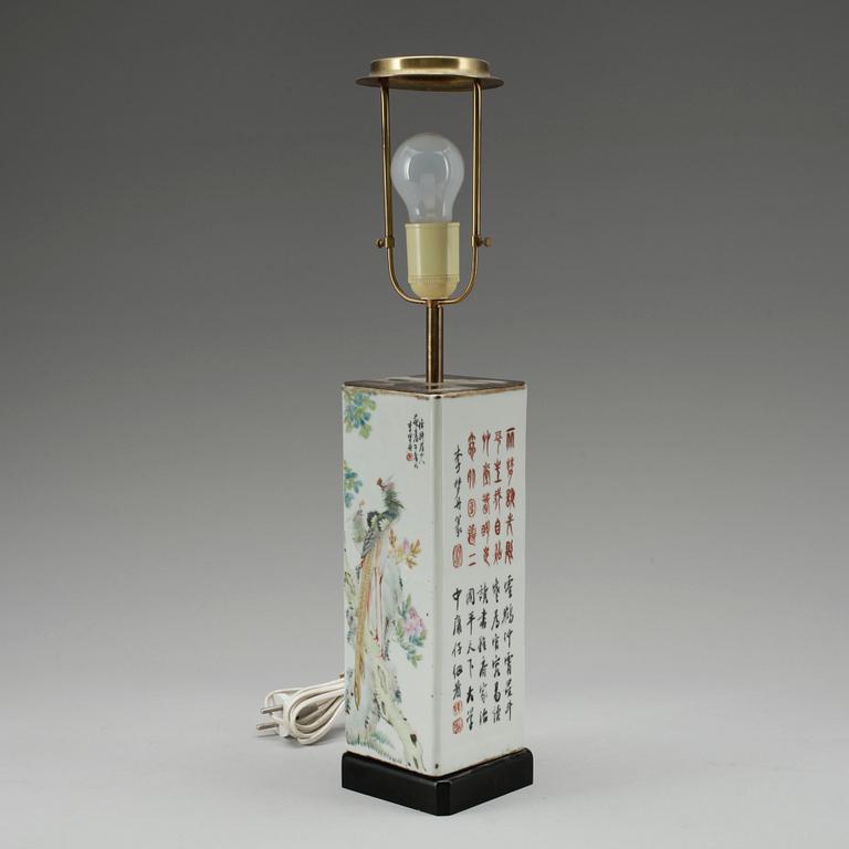 BORDSLAMPA, porslin, Kina, 1800-tal, signerad.