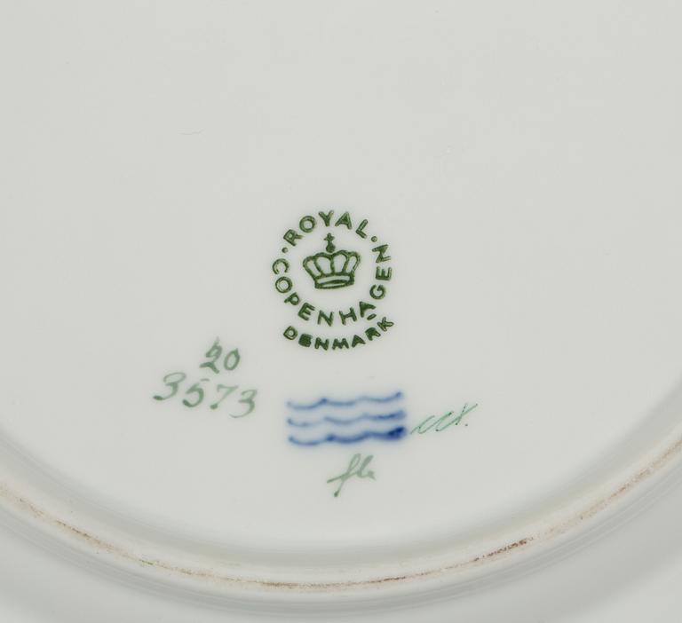 ASSIETTER, 2 st, porslin, modell "3573", "Flora Danica", Royal Copenhagen.