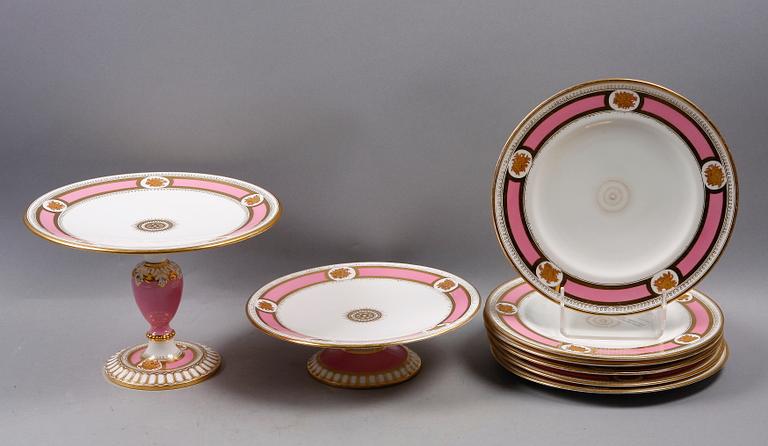 FAT PÅ FOT SAMT TALLRIKAR, 8 delar, porslin, 1800-talets andra hälft.