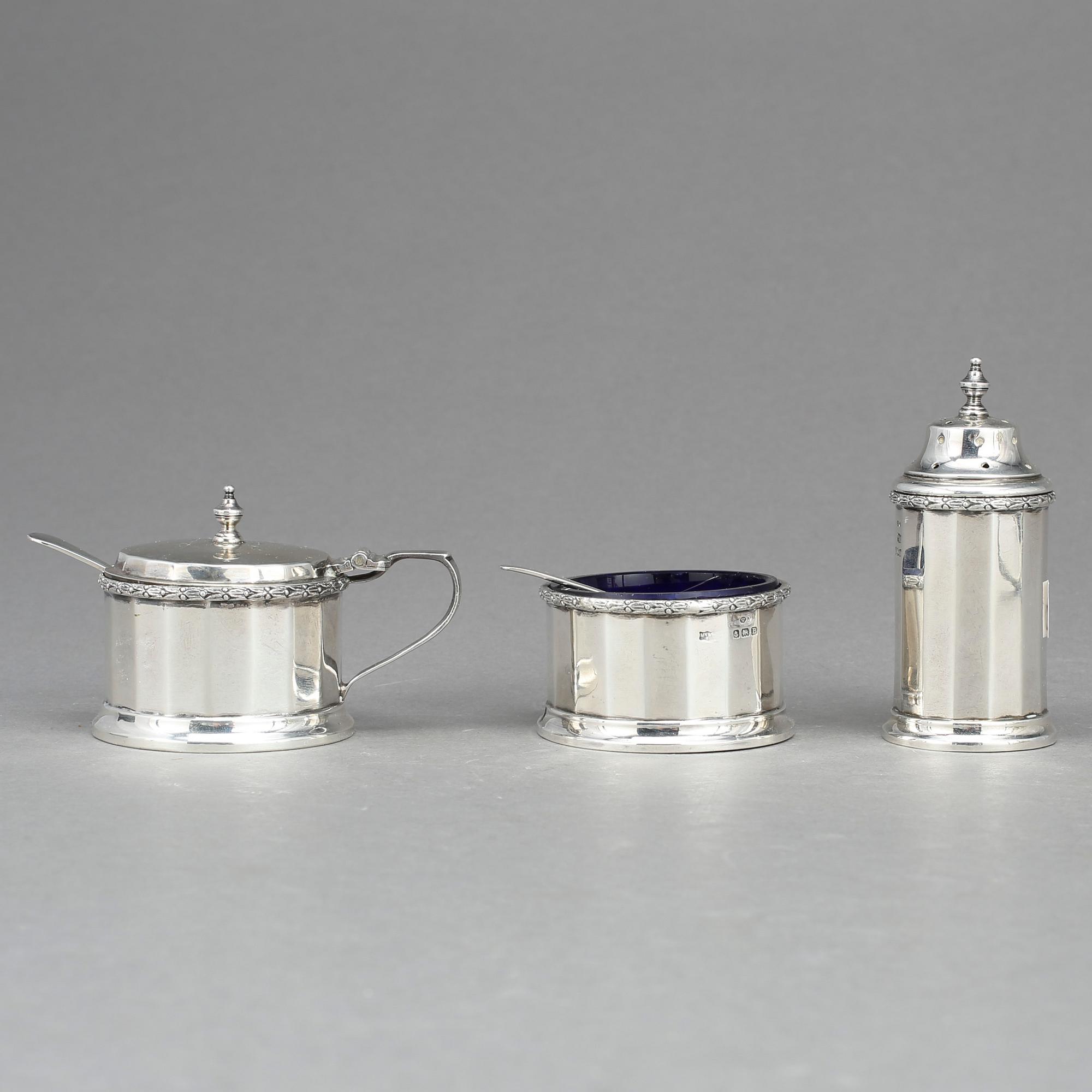 SENAPSBÄGARE, PEPPARSTRÖARE, SALTKAR, silver och glas. Birmingham, 1900-talets första kvartal. Silvervikt ca 120 gram.
