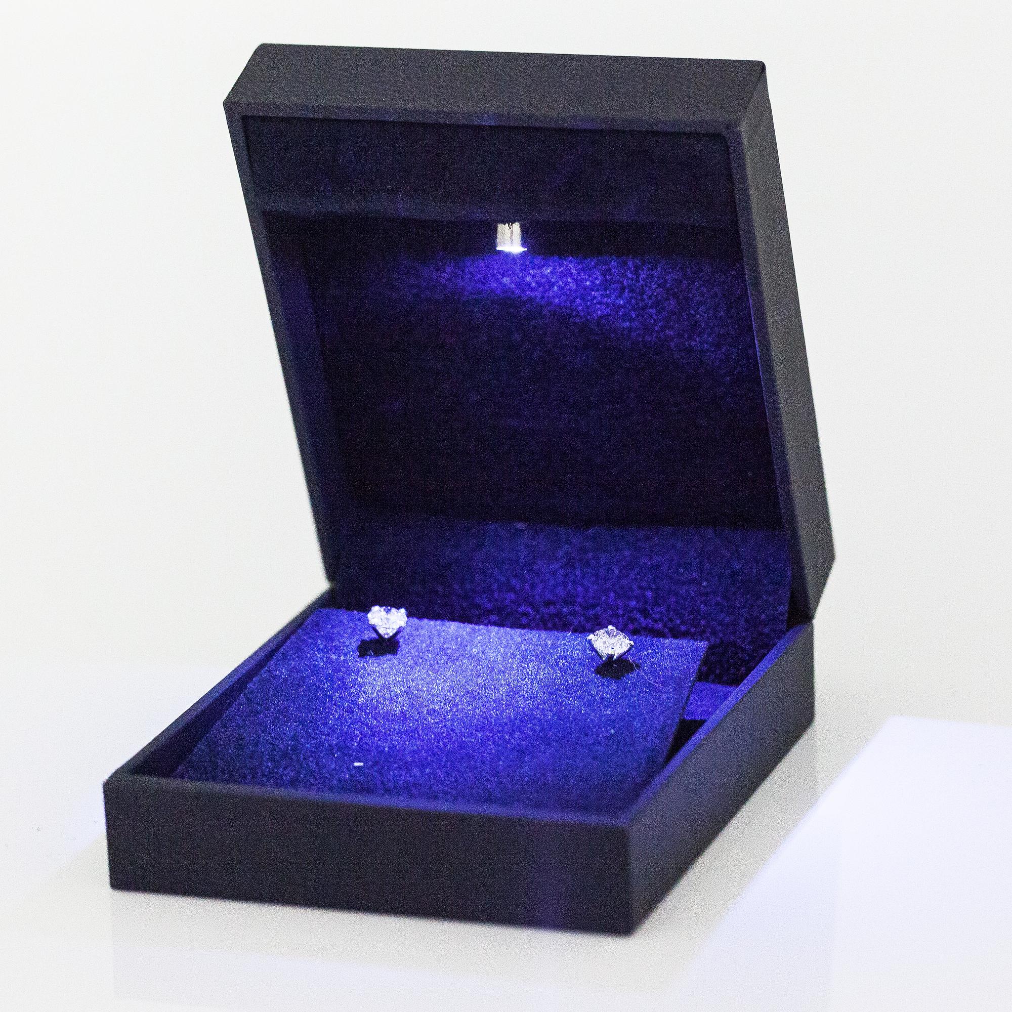 Örhängen, 14K vitguld, diamanter ca. 1.01 ct tot.