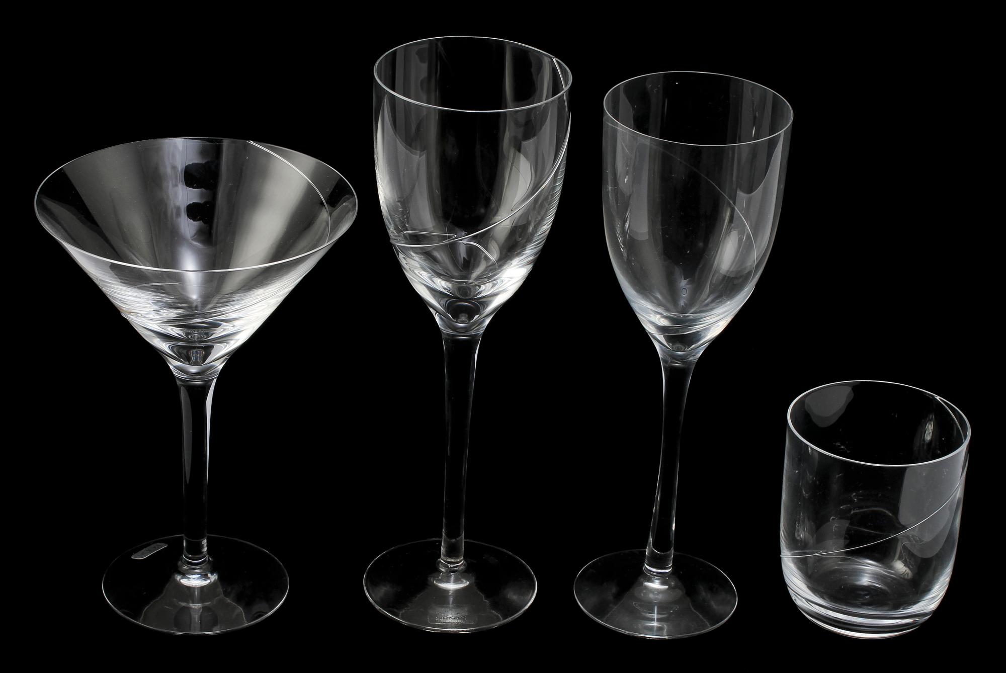 GLASSERVISDELAR, 29 st, "Line", Anna Ehrner, Kosta Boda, 1900-talets fjärde kvartal.