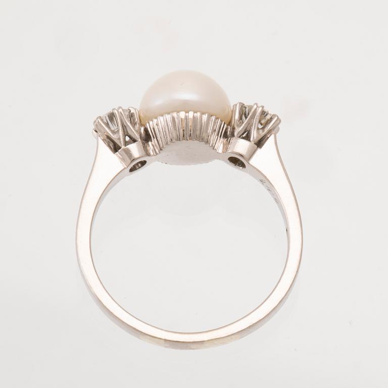Ring 18K vitguld med odlad button pärla samt runda briljantslipade diamanter, G. Dahlgren & Co Malmö 1961.