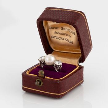 Ring 18K vitguld med en odlad pärla samt två runda briljantslipade diamanter.