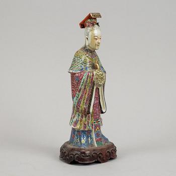 A famille rose porcelain figurine, Qing dynasty, 19th century.