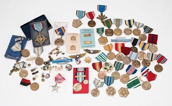 PARTI MÄRKEN OCH MEDALJER, 50 st, främst USA, 1900-tal.