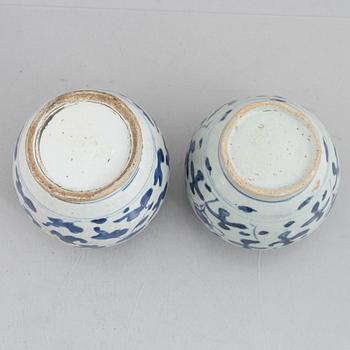 A blue and white Swatow dish  and two blue and white urna, China, Ming dynasty (1368-1644).