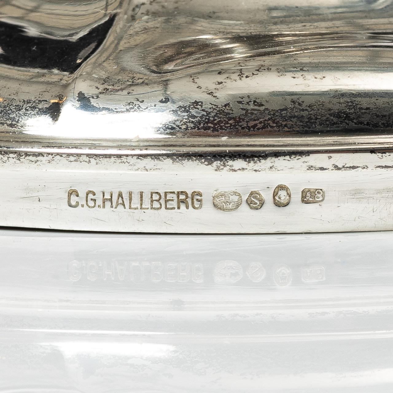 A silver coffee pot, cream jug and sugar bowl, Swedish import mark of CG Hallberg, Stockholm 1927.