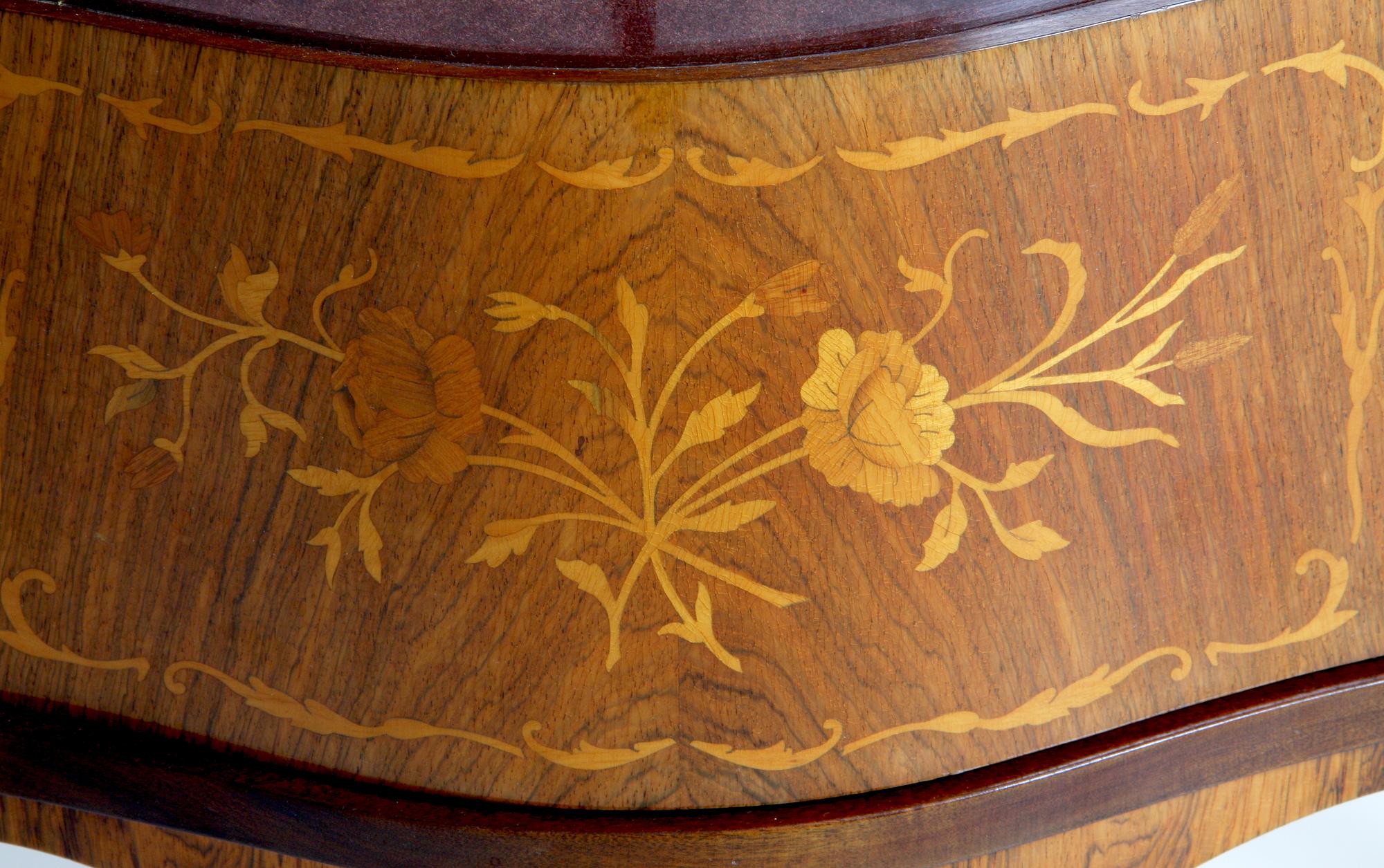 VITRINSKÅP, Louis XV-stil.