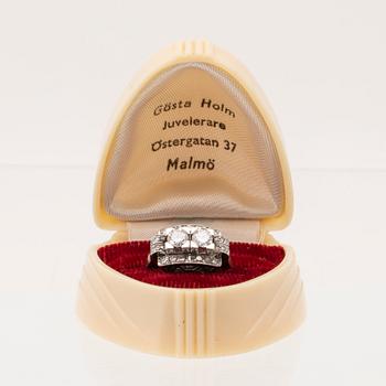 Ring in 18K white gold with round brilliant-cut and single-cut diamonds, Olsson Juvelerare Kristinehamn 1955.