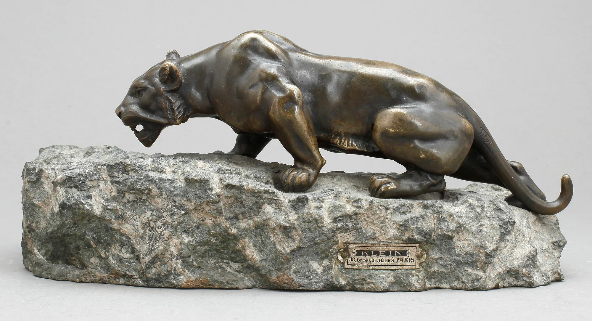 OKÄND KONSTNÄR, skulptur med skål, brons och sten, signerad Titze, 1900-talets första hälft.
