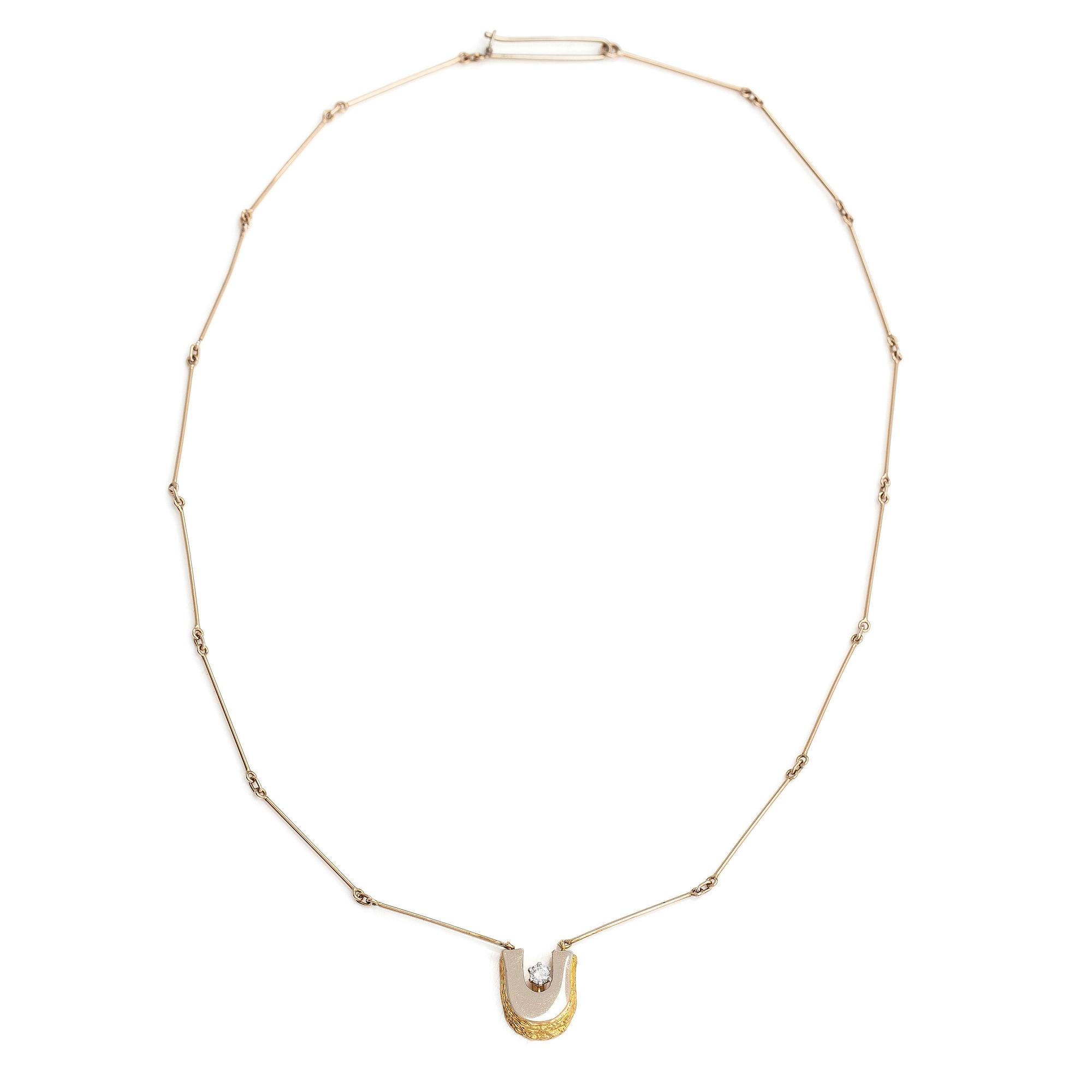 Juhani Linnovaara, Kaulakoru "Legato", 18K kultaa ja timantti n. 0.12 ct kaiverruksen mukaan, Lapponia 1979.