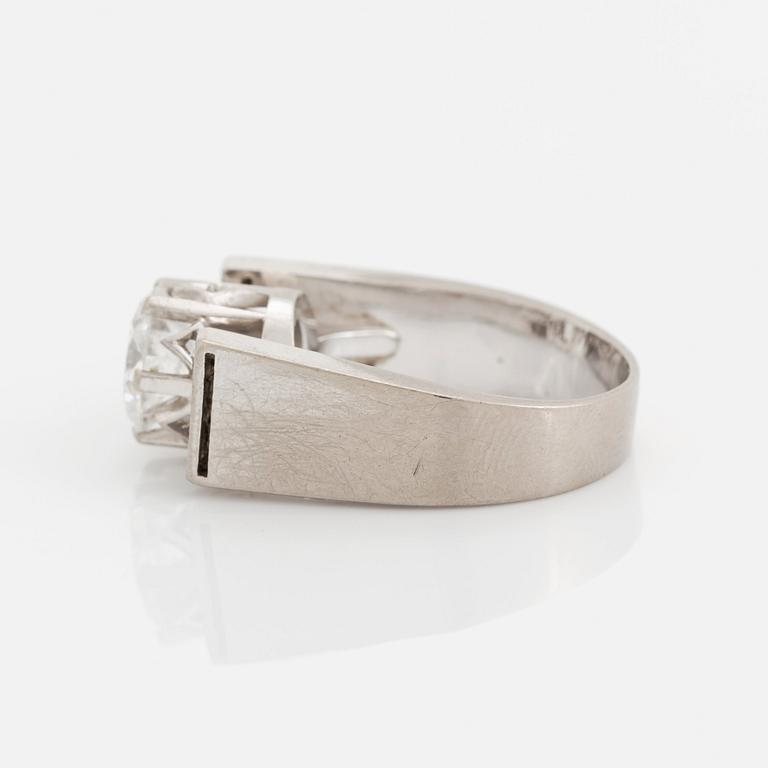 Ring 18K vitguld med en rund briljantslipad diamant vikt ca 1.70 ct kvalitet ca F si.