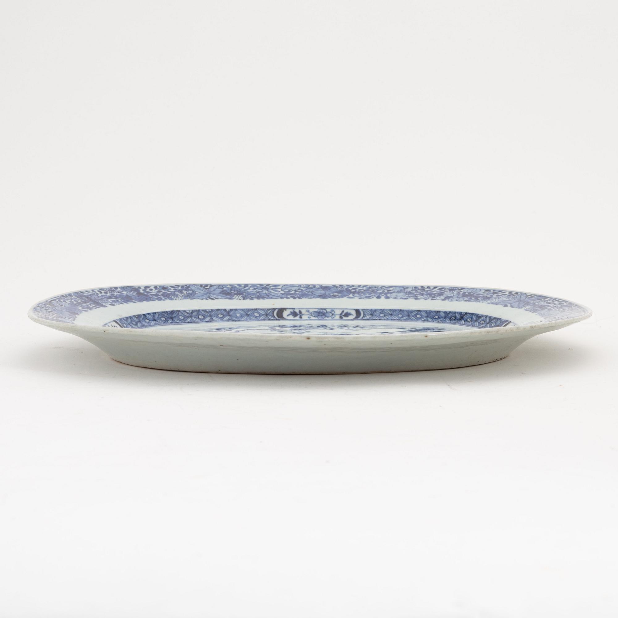 A blue and white Chinese Export serving dish, Qing dynasty, Qianlong (1736-95).
