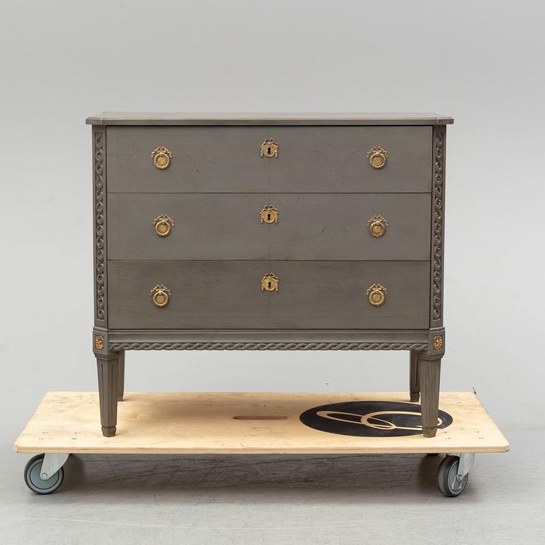 A late 20th Century chest of drawers.