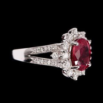 RING, 10 k vitguld, rubin 3.15 ct samt briljantslipade diamanter tot ca 0.70 ct.