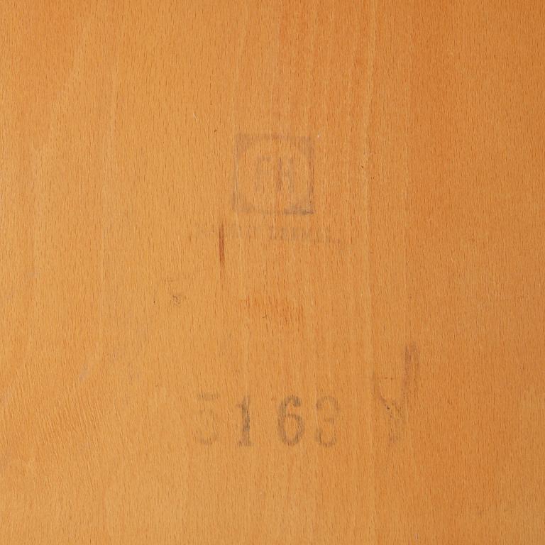 KARMSTOLAR, ett par, "Ax-stolen", Peter Hvidt & Orla Molgaard Nielsen, Fritz Hansen. Modellen formgiven 1950.