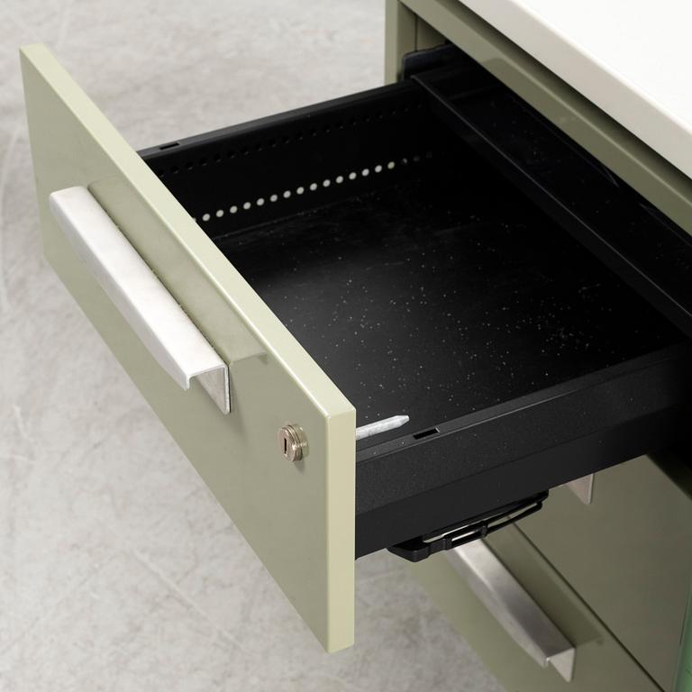 Jean Prouvé, skrivbord, "Bureau Métallique 1946", ur serien Prouvé RAW office edition, G-Star, Vitra, 2000-tal.