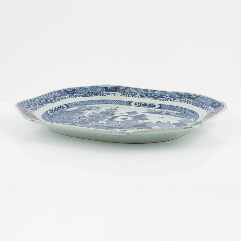 A Chinese blue and white porcelain charger, Qing dynasty, Qianlong (1736-95).