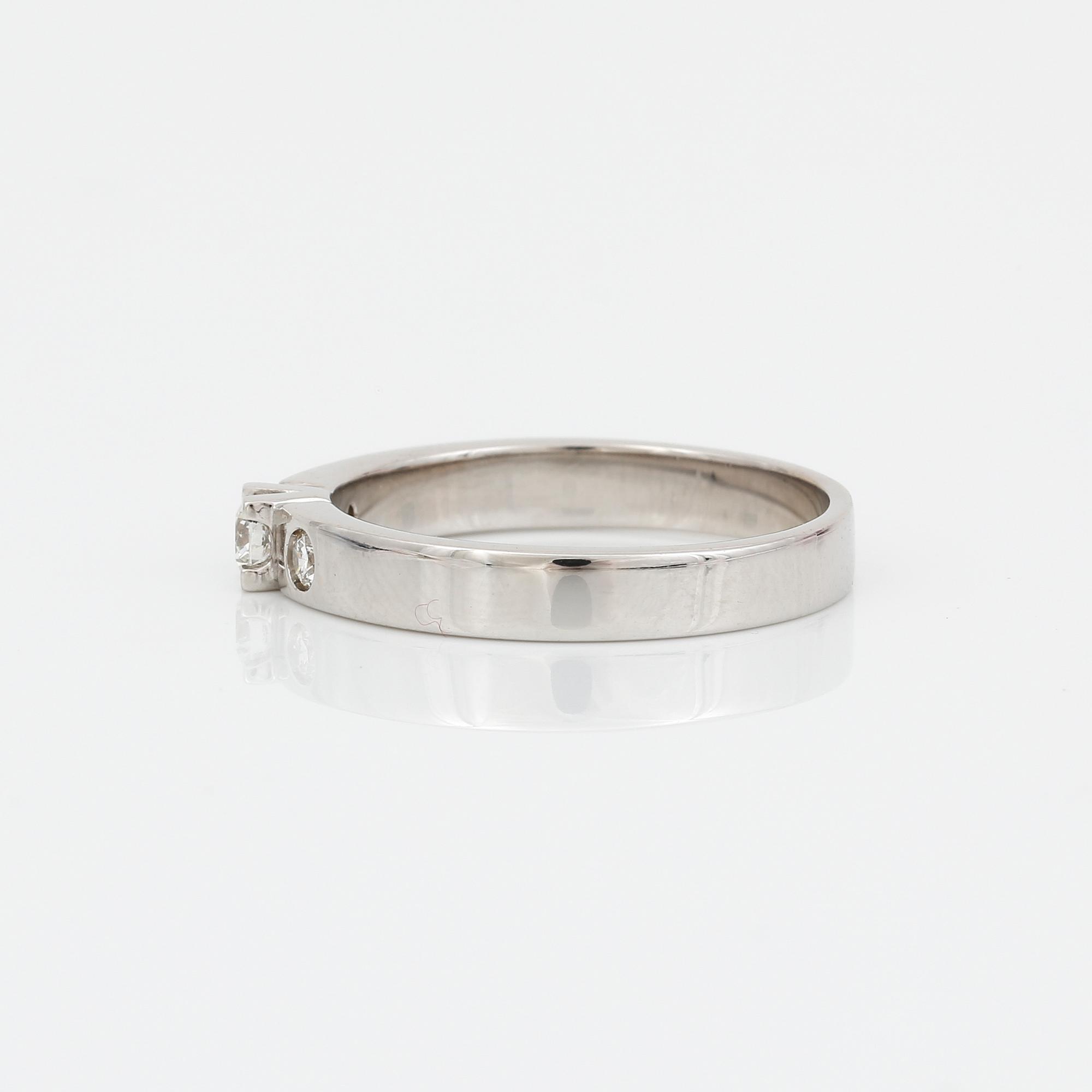 RING, 14K vitguld med briljantslipad diamant ca 0,12 ct och två briljantslipade diamantet tot ca 0,08 ct. Vikt 3, 43 g.