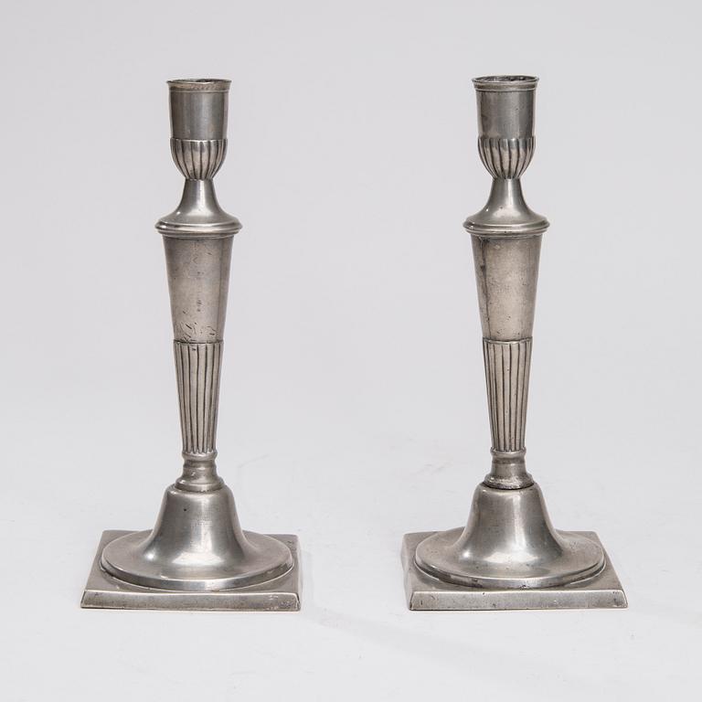 LJUSSTAKAR, ett par, tenn, Mellaneuropa, 1700-talets början.