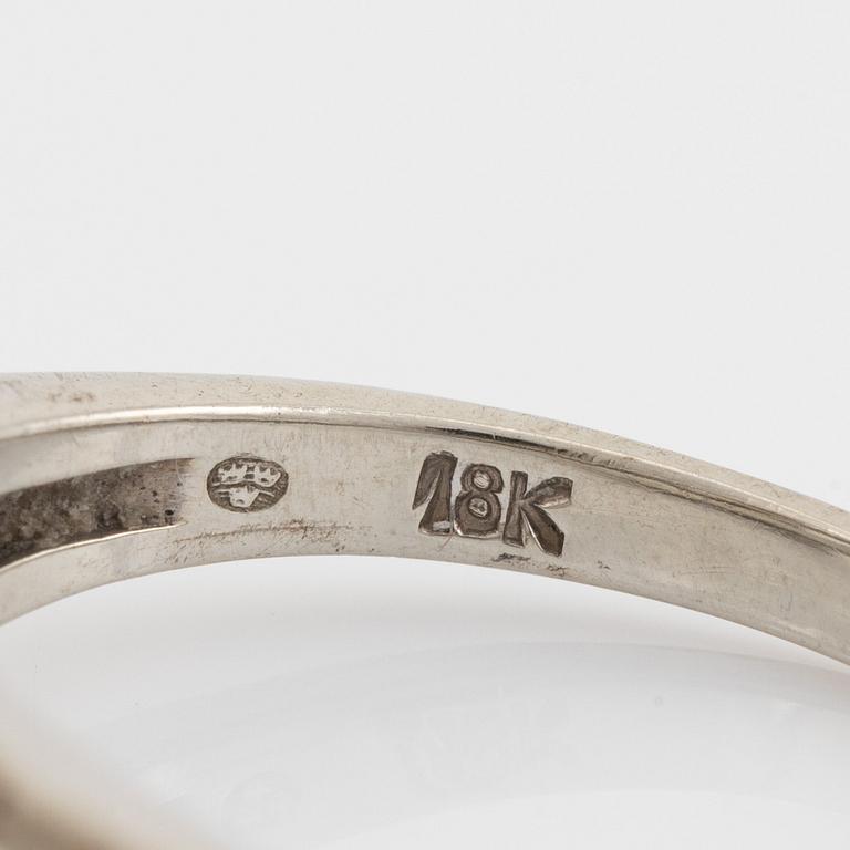 Ring med pärla och två briljantslipade diamanter.