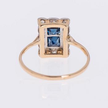 RING, två carréslipade safirer, åttkantslipade diamanter, 14K guld.