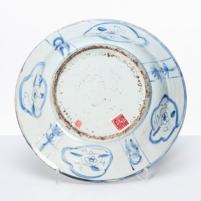 A blue and white dish, Ming dynasty, sen Wanli/1630's.