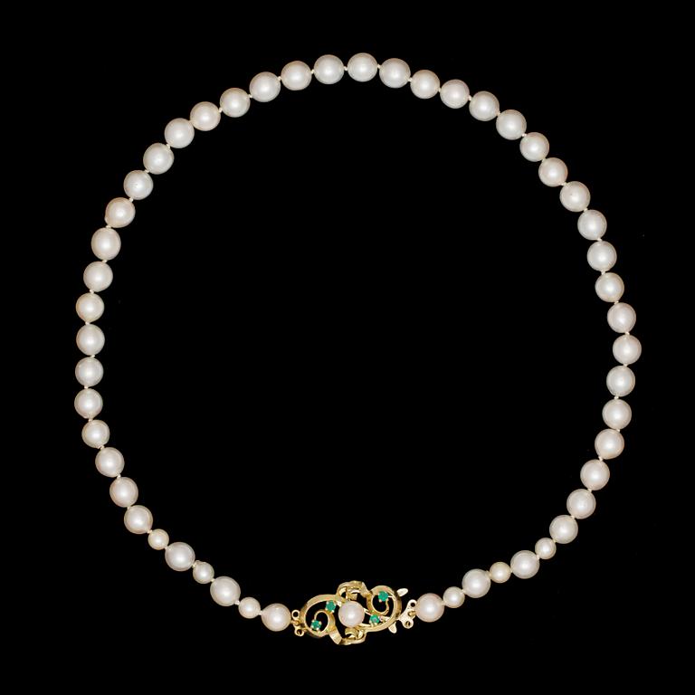 NECKLACE, cultured pearls, app. 7,8 mm, gold and emerald clasp.