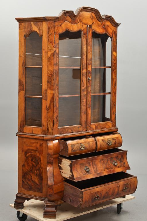 VITRINSKÅP, rokokostil. 1800-tal. Holländsk typ.