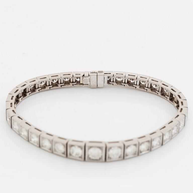 An 18K white gold bracelet set with round brilliant-cut diamonds.