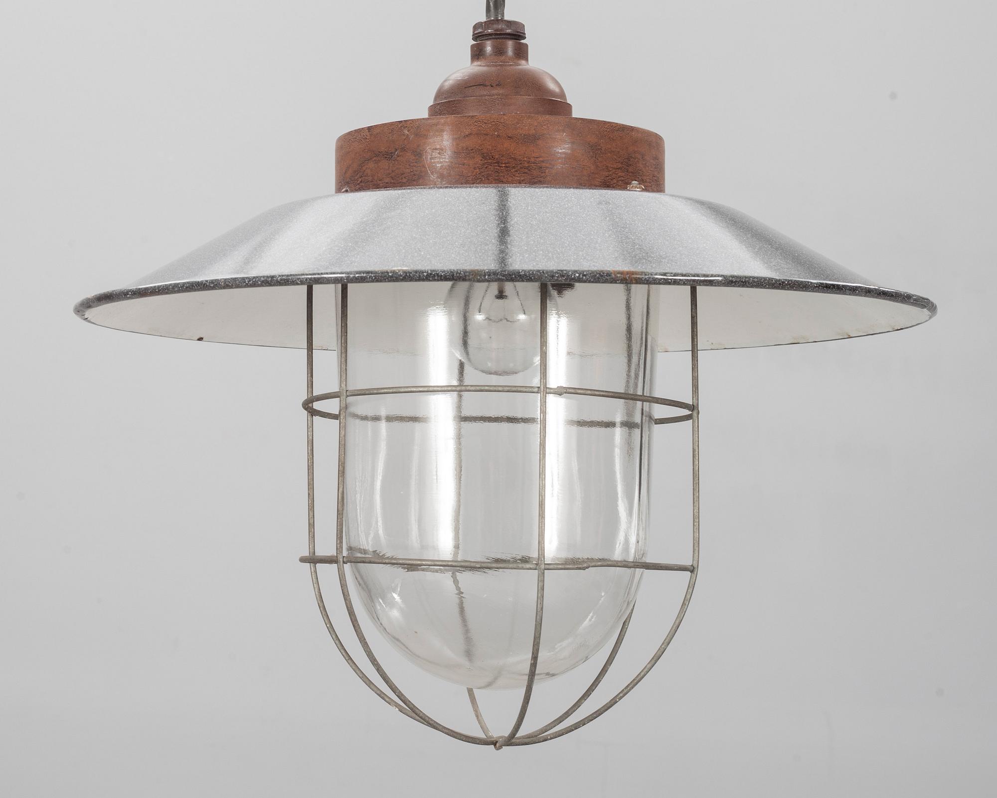 TAKLAMPOR, ett par, industrimodell. 1900-talets andra hälft. Höjd c:a 36 cm.