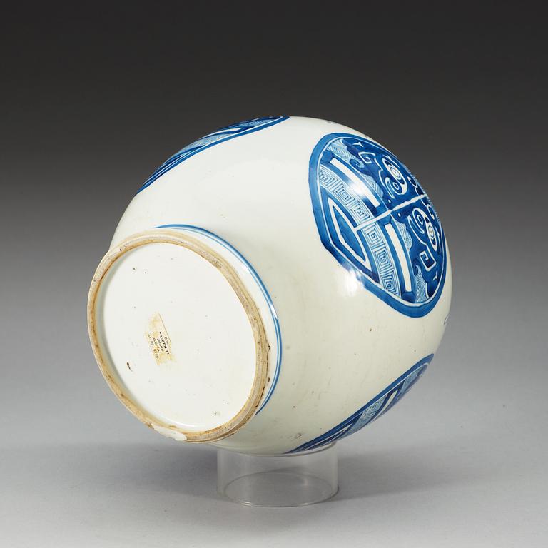 A blue and white jar, Qing dynasty, Kangxi (1662-1722).