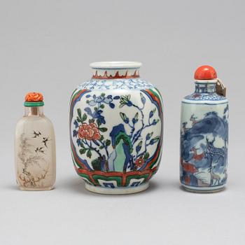 A Chinese wucai vase and two snuff bottles, 20th century.
