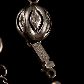 COLLIER, odlade pärlor med lås i 18k vitguld med åttkantslipade diamanter, importstämplat.