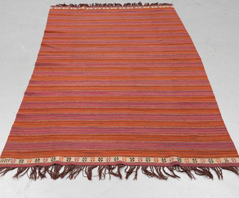 Märta Måås-Fjetterström, draperi "Röda Duchatell", rölakan, ca 290,5 x 145,5 cm, signerad MMF.