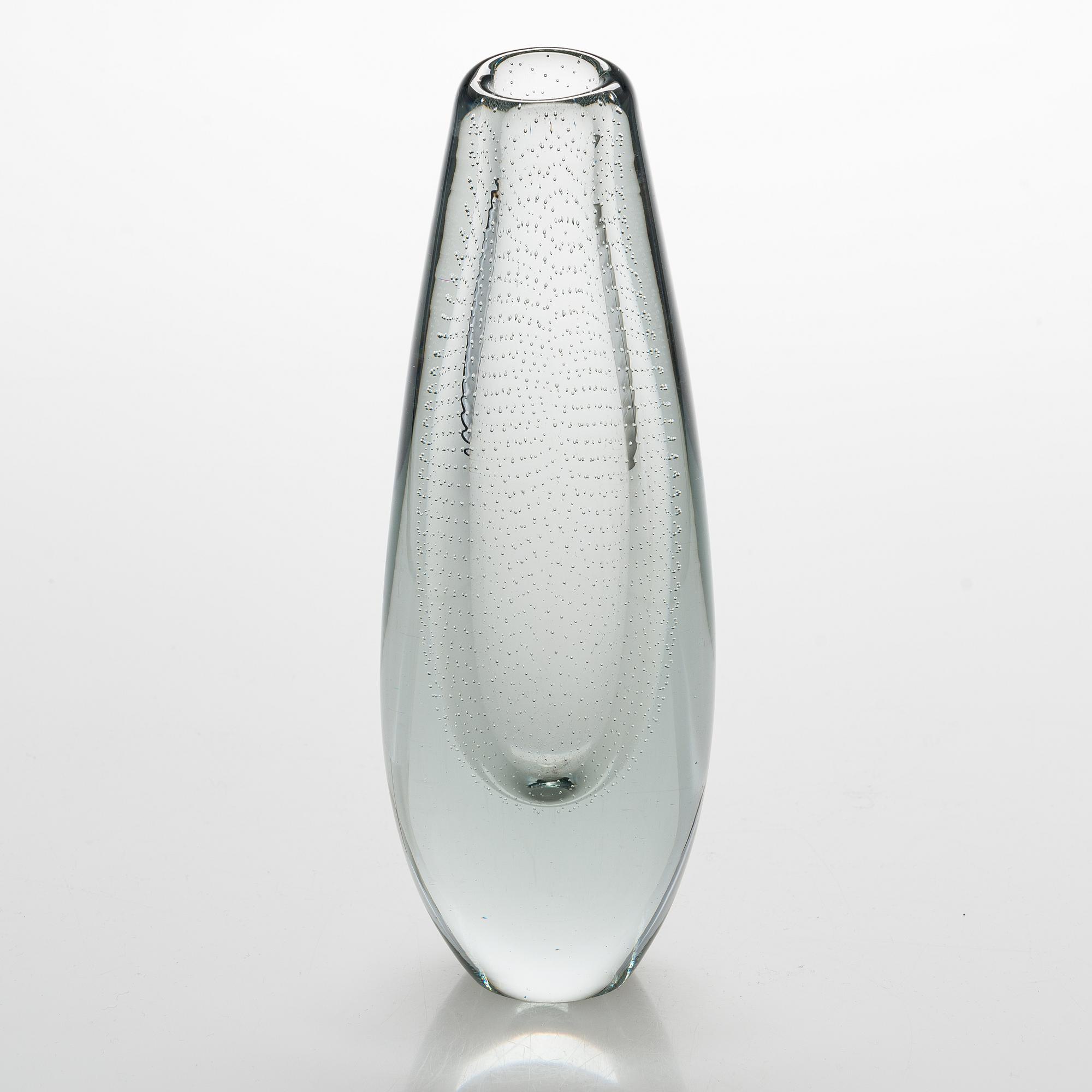 Gunnel Nyman, a vase signed G. Nyman Nuutajärvi Notsjö, unclear date.