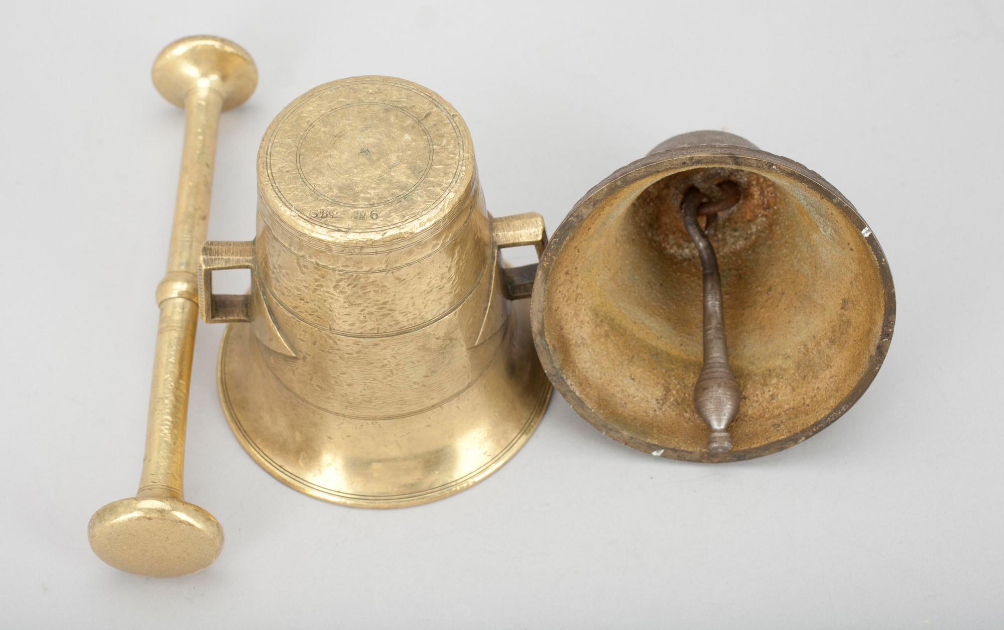 MORTEL samt RINGKLOCKA, mässing. 1800/1900-tal.