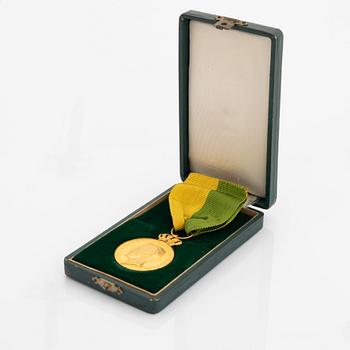 A Swedish 18 ct gold medal.