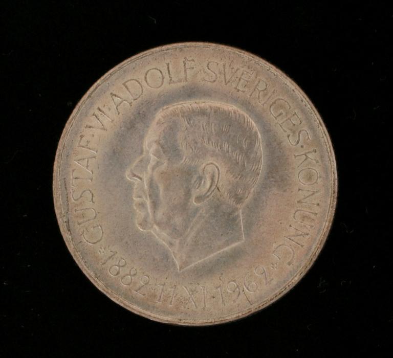 PARTI MYNT samt FRIMÄRKEN, 98 st, de mesta Sverige, 1800-1900-tals.