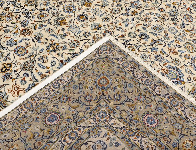 A Keshan carpet, approx. 385 x 270 cm.