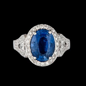 986. A 4.32 cts sapphire and diamond ring. Total carat weight of diamonds 0.99 ct.