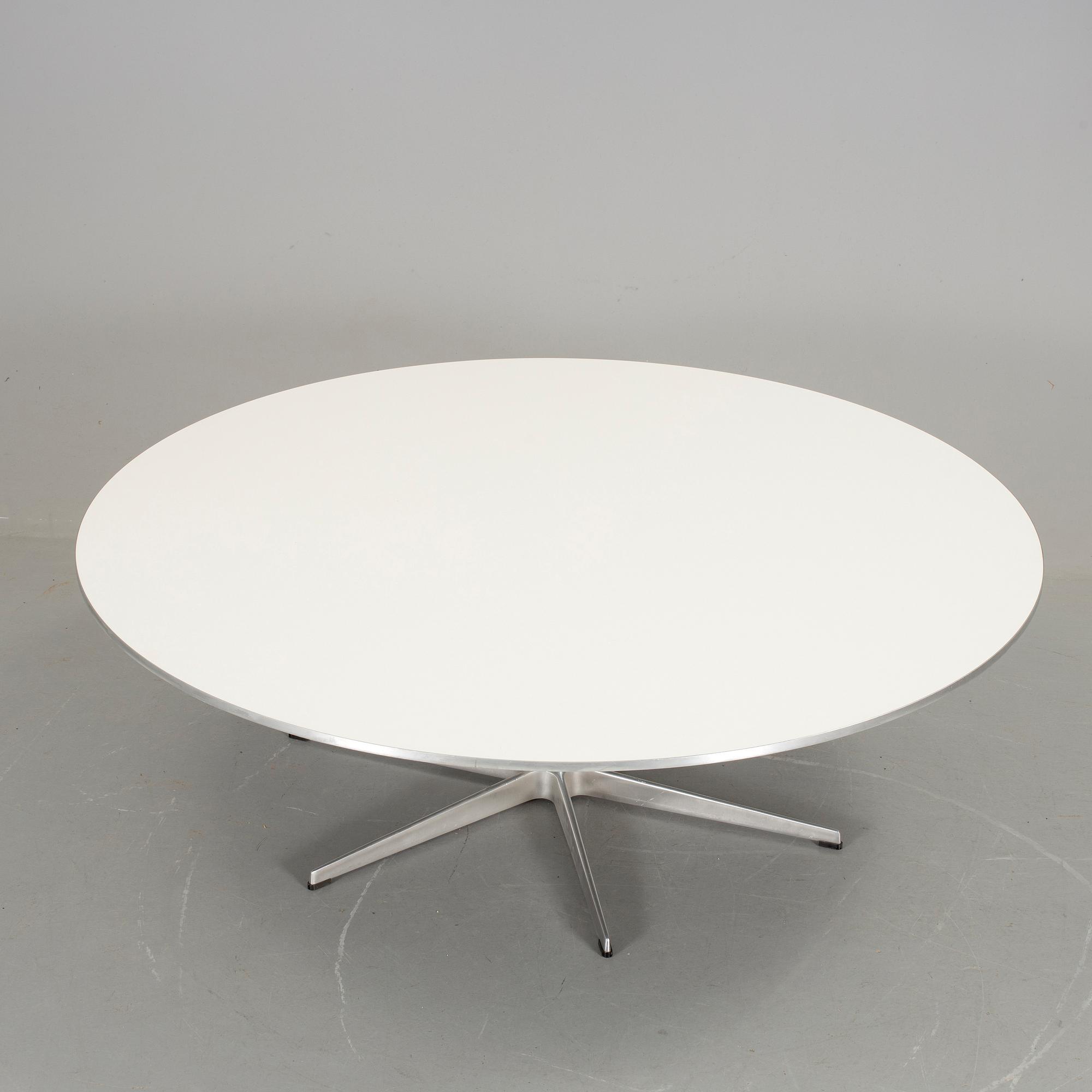 BORD, "A825", Piet Hein, Arne Jacobsen och Bruno Mathsson för Fritz Hansen, 2001.