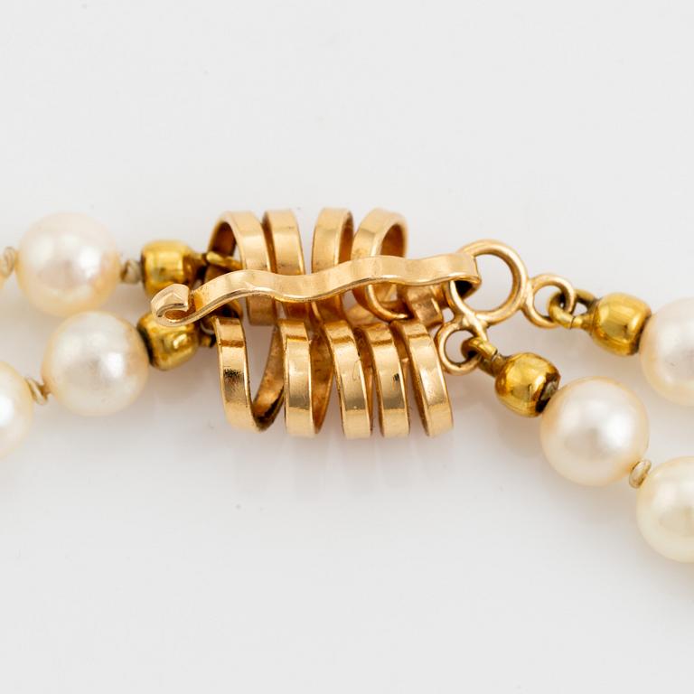 18K gold and cultured pearl necklace.