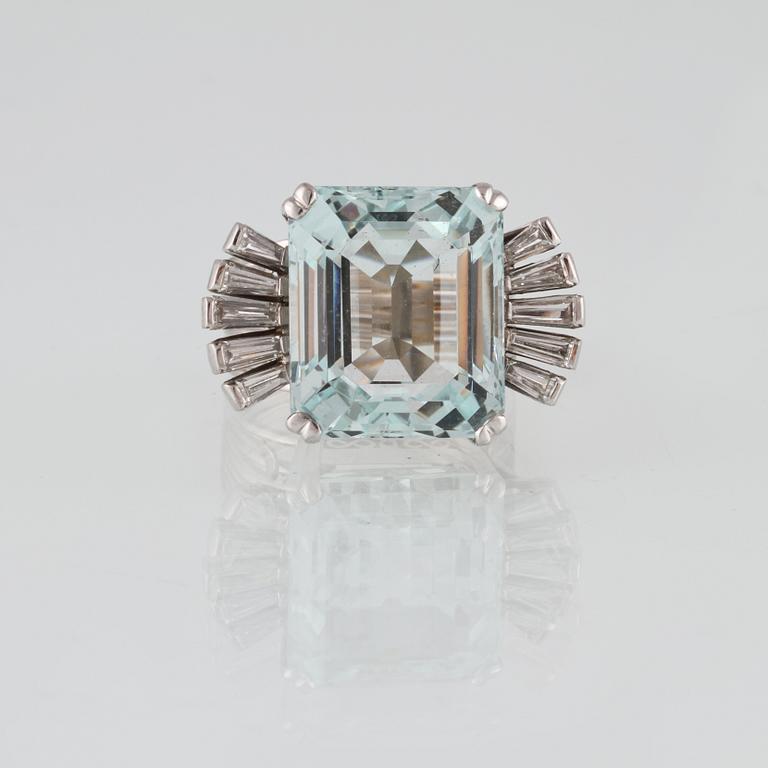 RING, 18K vitguld med akvamarin samt trapetsslipade diamanter. Vikt 11,6 gram.