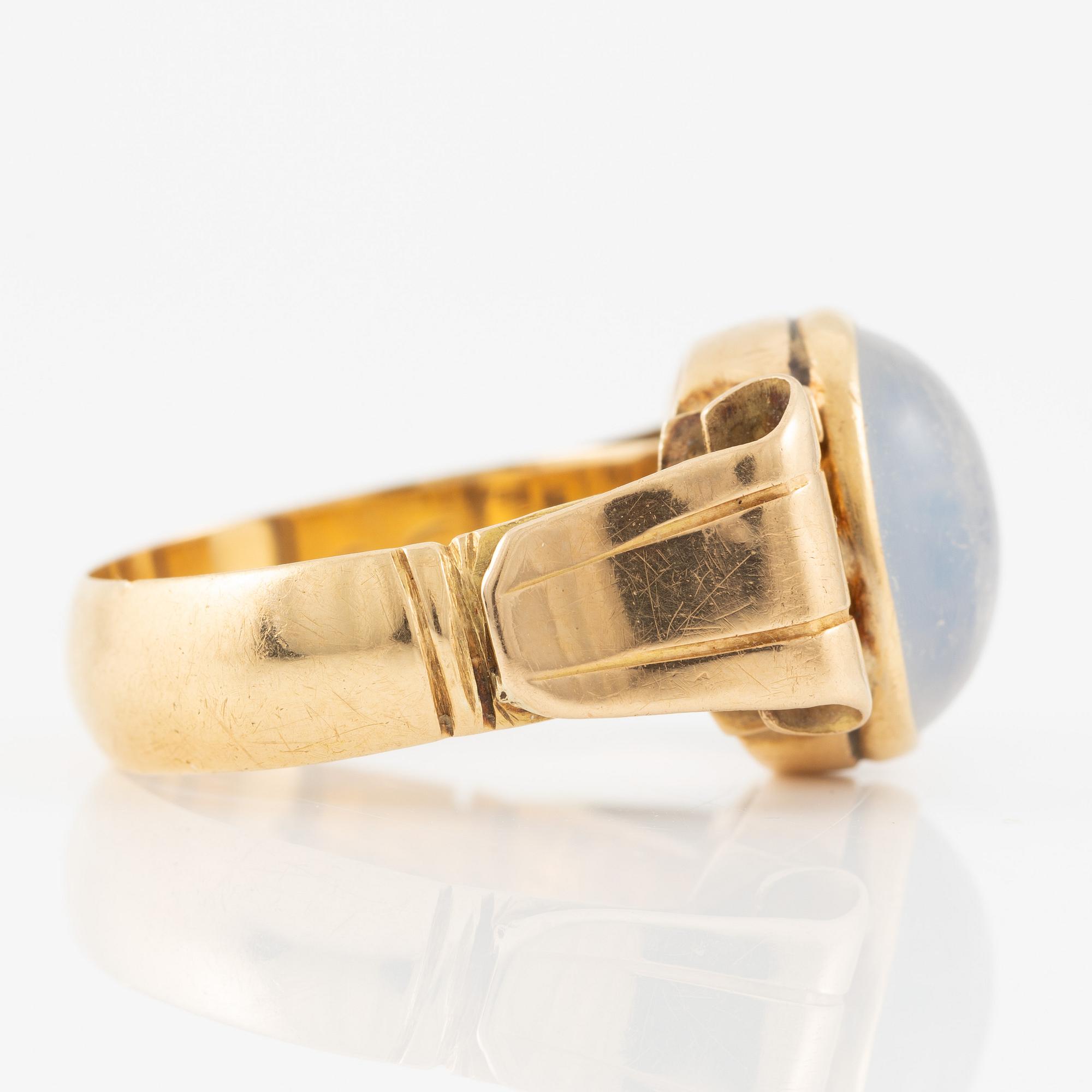 Ring in 18K gold set with a cabochon-cut moonstone.