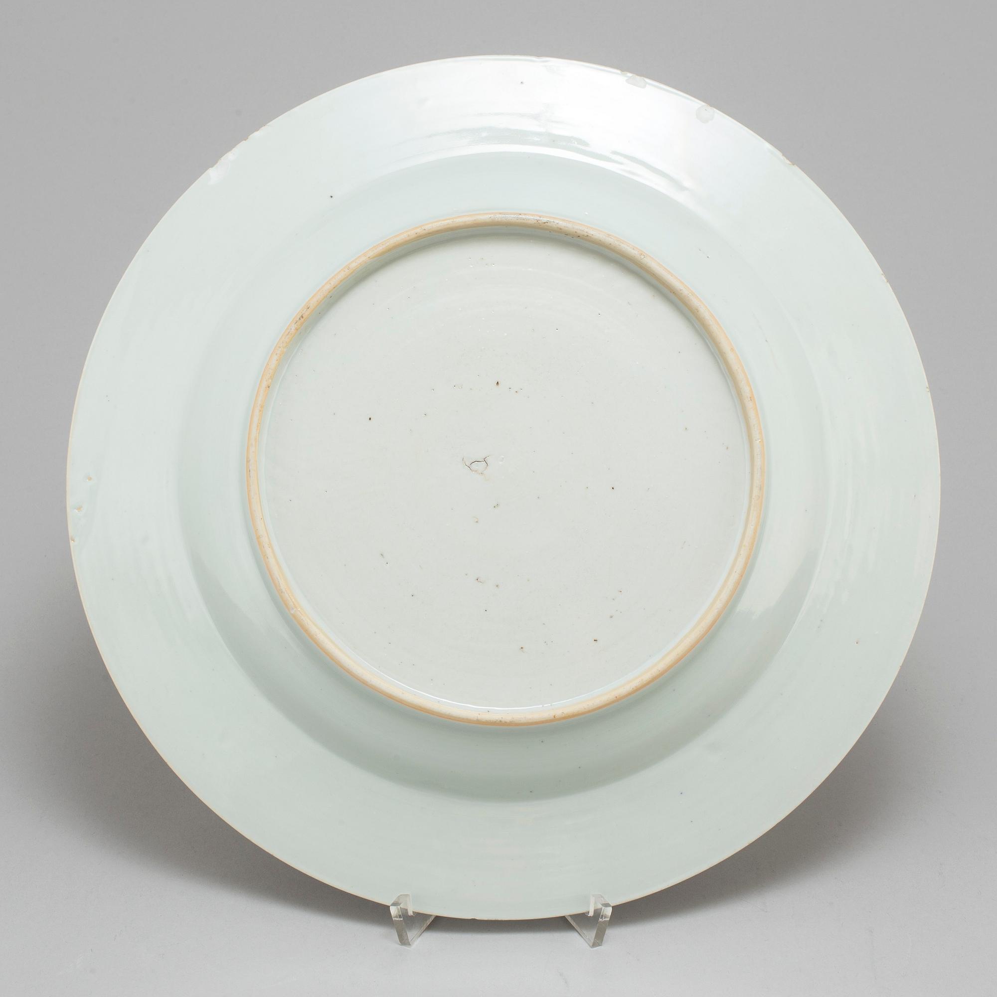 A famille rose export porcelain serving dish, Qing dynasty, Qianlong (1736-95).