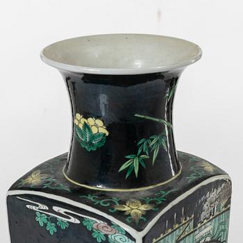 Vas, porslin. Sen Qingdynasti, omkring 1900.